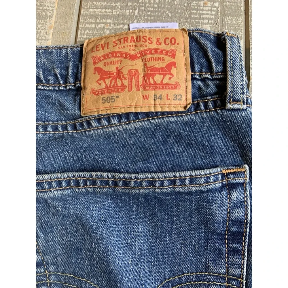 Levi's 505‎ 34x32 Medium Wash Classic Fit Straight Leg Blue Denim Jeans